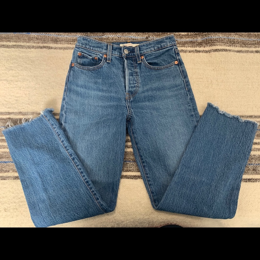 Levi’s wedgie straight raw hem size 24